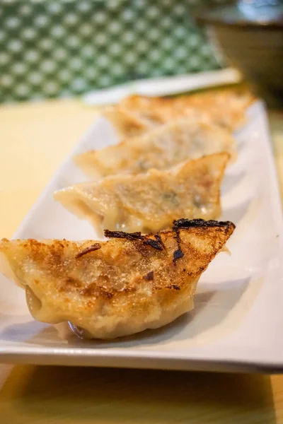 Japon Hamur Tatlısı Gyoza Beyaz Tabakta Servis Edilir — Stok fotoğraf