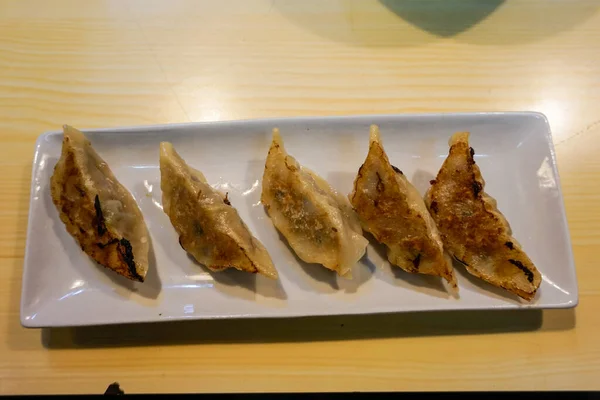 日本饺子 Gyoza 放在白盘上 — 图库照片