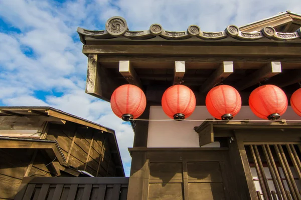 Eine Rote Laterne Hängt Auf Dem Japanischen Dach — Stockfoto