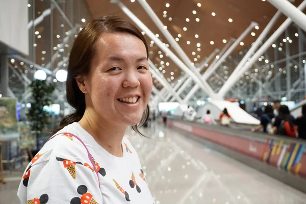 Νεαρή Ευτυχισμένη Κινεζική Θηλυκό Επιβάτη Στο Αεροδρόμιο Αίθουσα Αφίξεων — Φωτογραφία Αρχείου