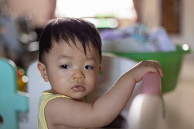 Minik çocuk parkındaki sevimli erkek bebeğin portresi.