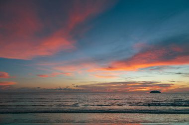 Tanjung Aru Sahili, Kota Kinabalu, Sabah, Malezya 'da gün batımında güzel renkli ve dramatik bulut
