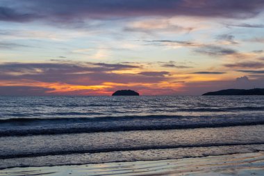 Tanjung Aru Sahili, Kota Kinabalu, Sabah, Malezya 'da gün batımında güzel renkli ve dramatik bulut