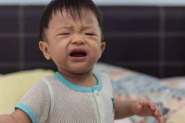 Mutsuz ve ağlayan bir bebek
