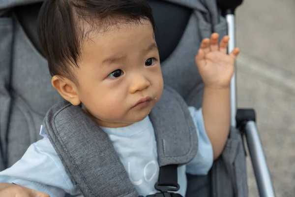Closeup Retrato Imagem Feliz Bonito Asiático Chinês Bebê Menino Sentado — Fotografia de Stock