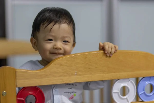 Bedårande Och Glad Kinesisk Pojke Barn Avkopplande Sängen — Stockfoto