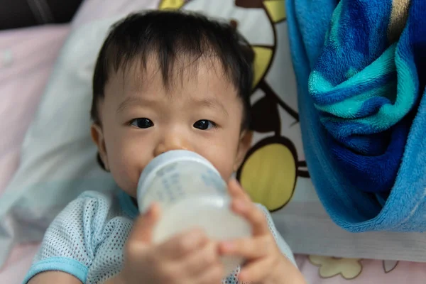 Ασιάτης Κινεζάκι Αγόρι Πίνοντας Γάλα Κρατώντας Μπουκάλι Γάλα Από Τον — Φωτογραφία Αρχείου