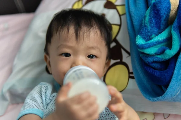 Ασιάτης Κινεζάκι Αγόρι Πίνοντας Γάλα Κρατώντας Μπουκάλι Γάλα Από Τον — Φωτογραφία Αρχείου