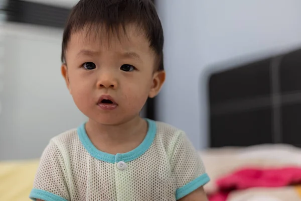 Retrato Adorável Feliz Chinês Bebê Menino Criança Relaxante Cama — Fotografia de Stock