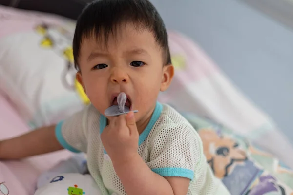 Imagem Retrato Menino Bonito Com Chupando Chupeta Deitado Cama — Fotografia de Stock