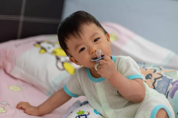 Imagem Retrato Menino Bonito Com Chupando Chupeta Deitado Cama — Fotografia de Stock