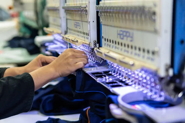 Kota Kinabalu Sabah Malaysia April 2021 Worker Operate Embroidery Machine — Stock Photo, Image