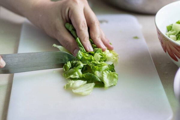 Местная домохозяйка режет овощи, готовясь к приготовлению