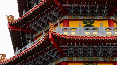 Parlak gökyüzüne karşı renkli geleneksel Çin pagodası hakkında detaylar