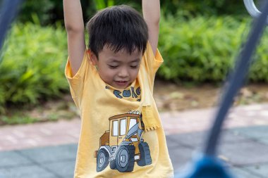 Mutlu çocuk oyun parkında eğleniyor, dışarıda eğleniyor.