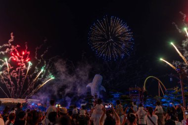 Zhuhai, Çin - 12 Mayıs 2025: Chimelong Okyanus Krallığı 'nda inanılmaz havai fişekler ve ışık gösterileri. Chimelong, Çin 'in Hengqin şehrinde yer alan ve Chimelong Grubu' nun sahibi olduğu bir tema parkı.