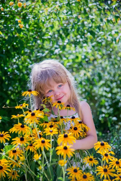 Mutlu küçük kız — Stok fotoğraf