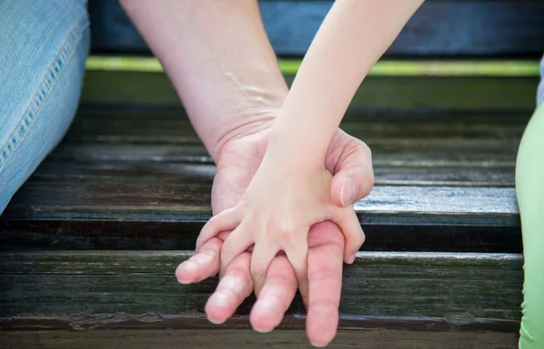 Händer far och dotter — Stockfoto