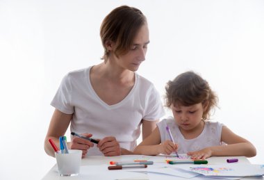 Küçük kız kim çizer abisi ile