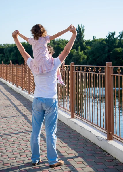 Babasının küçük kızı ile — Stok fotoğraf