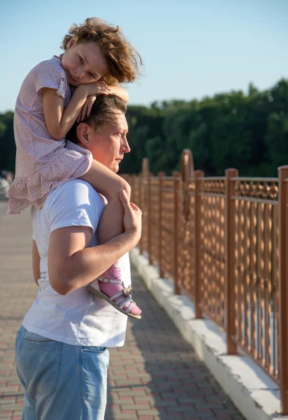 Pai com a pequena filha — Fotografia de Stock