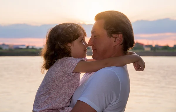 Pappa med sin lilla dotter på åstranden — Stockfoto