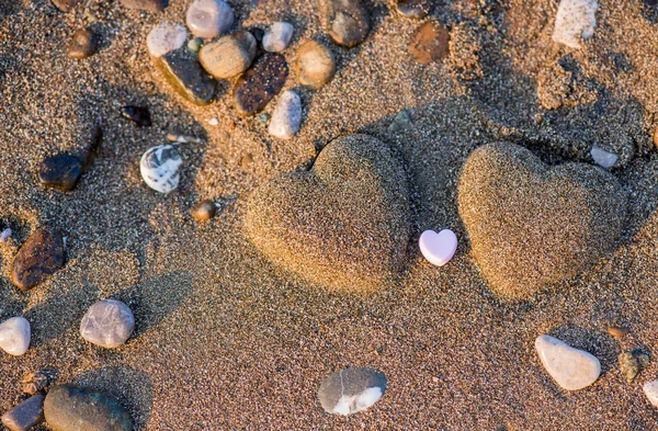 Zwei Sandherzen im Sand am Meer — Stockfoto