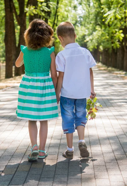 Dzieci chodzą na avenue w parku — Zdjęcie stockowe