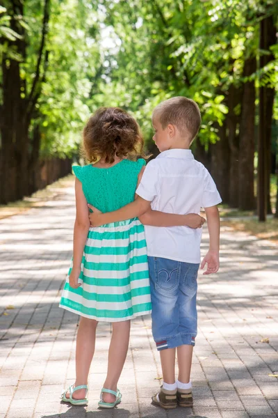 Kinderen gaan op de avenue in park — Stockfoto