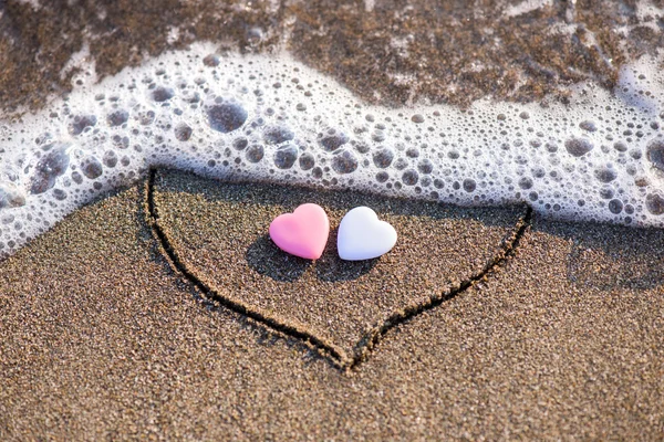 Corazón dibujado en la arena con dos corazones — Foto de Stock