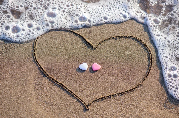 Hart in het zand met twee harten getrokken — Stockfoto