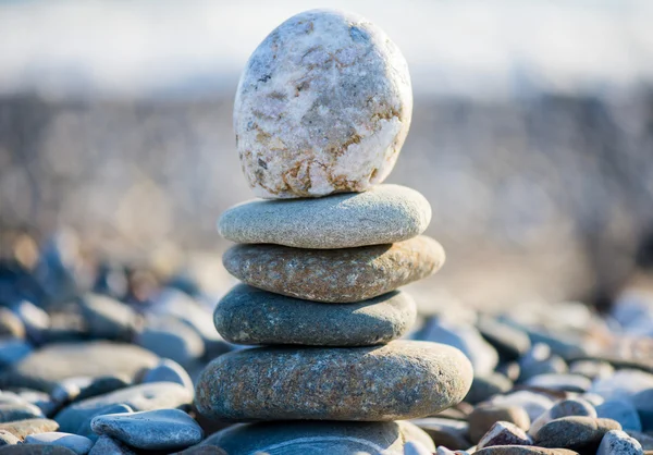 Cairn på den steniga stranden — Stockfoto