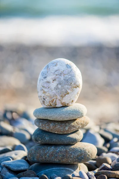 Cairn på den steniga stranden — Stockfoto