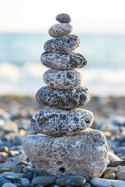 Cairn på den steniga stranden — Stockfoto