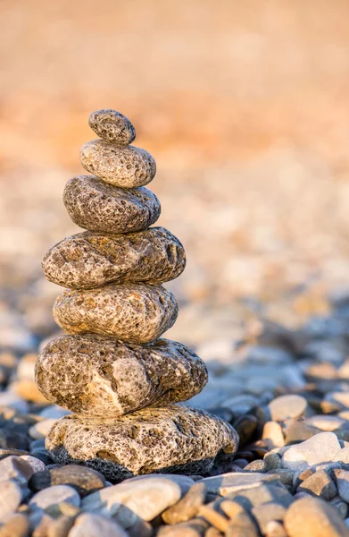 Cairn on the pebbly sea beach — Stock Photo, Image