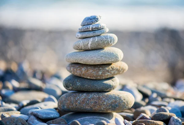 Cairn sulla spiaggia di ghiaia Fotografia Stock