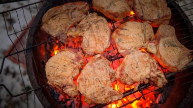 Ateşte kızartılmış bifteklerin yakın çekimi. Kışın açık havada barbekü..