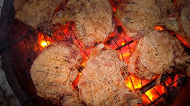 Ateşte kızartılmış bifteklerin yakın çekimi. Kışın açık havada barbekü..