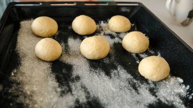 Çörekler ve kekler için hamur işleriyle yakından ilgilenin. Fitilde. Un ürünleri. Glütensiz