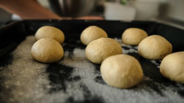Çörekler ve kekler için hamur işleriyle yakından ilgilenin. Fitilde. Un ürünleri. Glütensiz