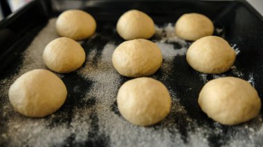 Çörekler ve kekler için hamur işleriyle yakından ilgilenin. Fitilde. Un ürünleri. Glütensiz