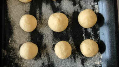 Çörekler ve kekler için hamur işleriyle yakından ilgilenin. Fitilde. Un ürünleri. Glütensiz