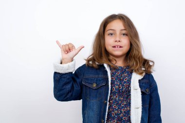 Güzel mavi gözlü beyaz ceketli beyaz elbiseli küçük beyaz kız işaret dilinde parmaklarıyla işaret dili ile 6 numara Liu 'yu gösteriyor.