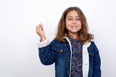 Güzel mavi gözlü beyaz ceketli küçük beyaz kız Çin işaret diliyle Q harfinde yedi parmak hareketi göstererek izole beyaz arka planda duruyor..