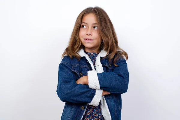 Descanso Sonhador Relaxado Pouco Caucasiano Menina Com Belos Olhos Azuis — Fotografia de Stock