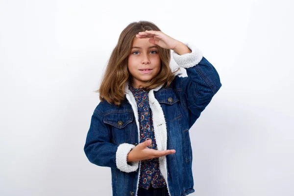 Kis Kaukázusi Lány Gyönyörű Kék Szemek Visel Farmer Kabát Felett — Stock Fotó