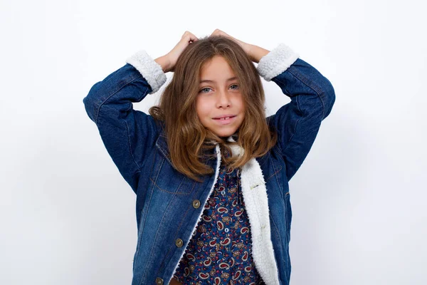 Kis Kaukázusi Lány Gyönyörű Kék Szemek Visel Farmer Kabát Felett — Stock Fotó