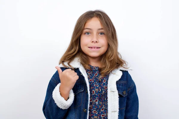 Прекрасна Маленька Біла Дівчинка Красивими Блакитними Очима Одягнена Джинсову Куртку — стокове фото