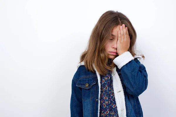 Cansado Sobrecargado Trabajo Pequeña Chica Caucásica Con Hermosos Ojos Azules —  Fotos de Stock