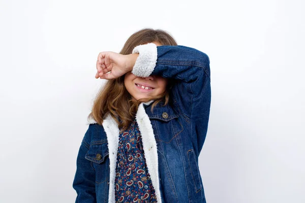 Маленька Біла Дівчинка Красивими Блакитними Очима Джинсовій Куртці Стоїть Над — стокове фото